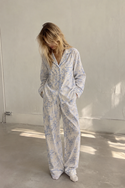 פיג'מה פרחונית כחולה